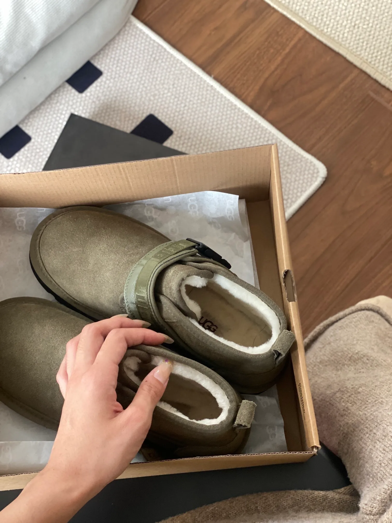 [UGG] P: 580💰 Men's model. Size: 39-44 UGG men's snow boots and wool shoes. The most popular style is now available, Neumel Snapback (buckle style). Material: cowhide➕sheep fur. Outsole: rubber (light wing technology) light! light! light! Super waterproof and available in 3⃣️ colors.